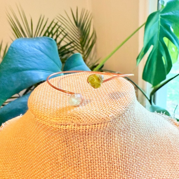 Pale blue Turmaline and peridot are wrapped bracelet - Picture 2 of 6